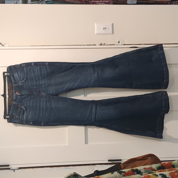 WOMEN'S WRANGLER RETRO® PREMIUM HIGH RISE TRUMPET FLARE JEAN IN JENNA - Picture 2 of 4